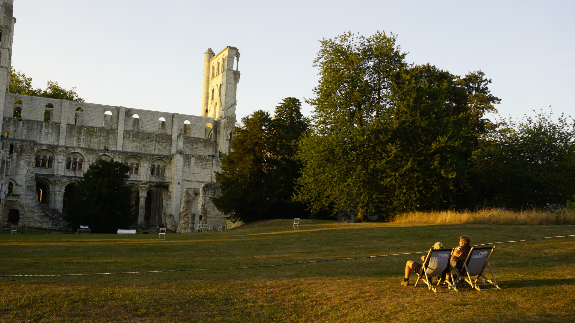 Ruines de l'abbaye à la tombée de la nuit à découvrir lors d'une visite commentée